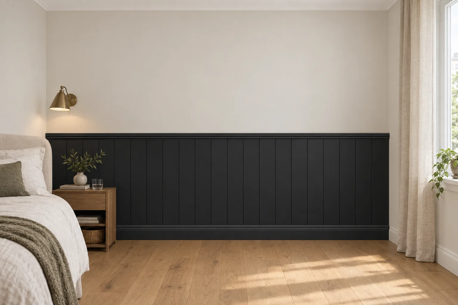 Listwy Elegant XL jedna przy drugiej z wieńcem Linea i listwą dolną Alexa; całość pomalowana na czerń RAL 9004; wysokość 118 cm, w sypialni.