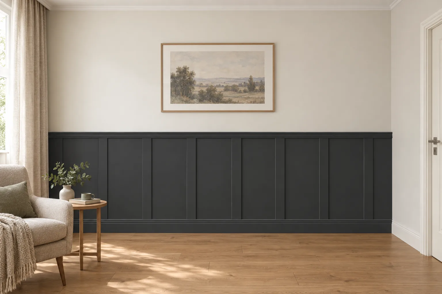Listwy Elegant XL w równych odstępach z wieńcem Linea i listwą dolną Alexa; całość pomalowana na grafit (RAL 7021); wysokość 118 cm, w salonie.