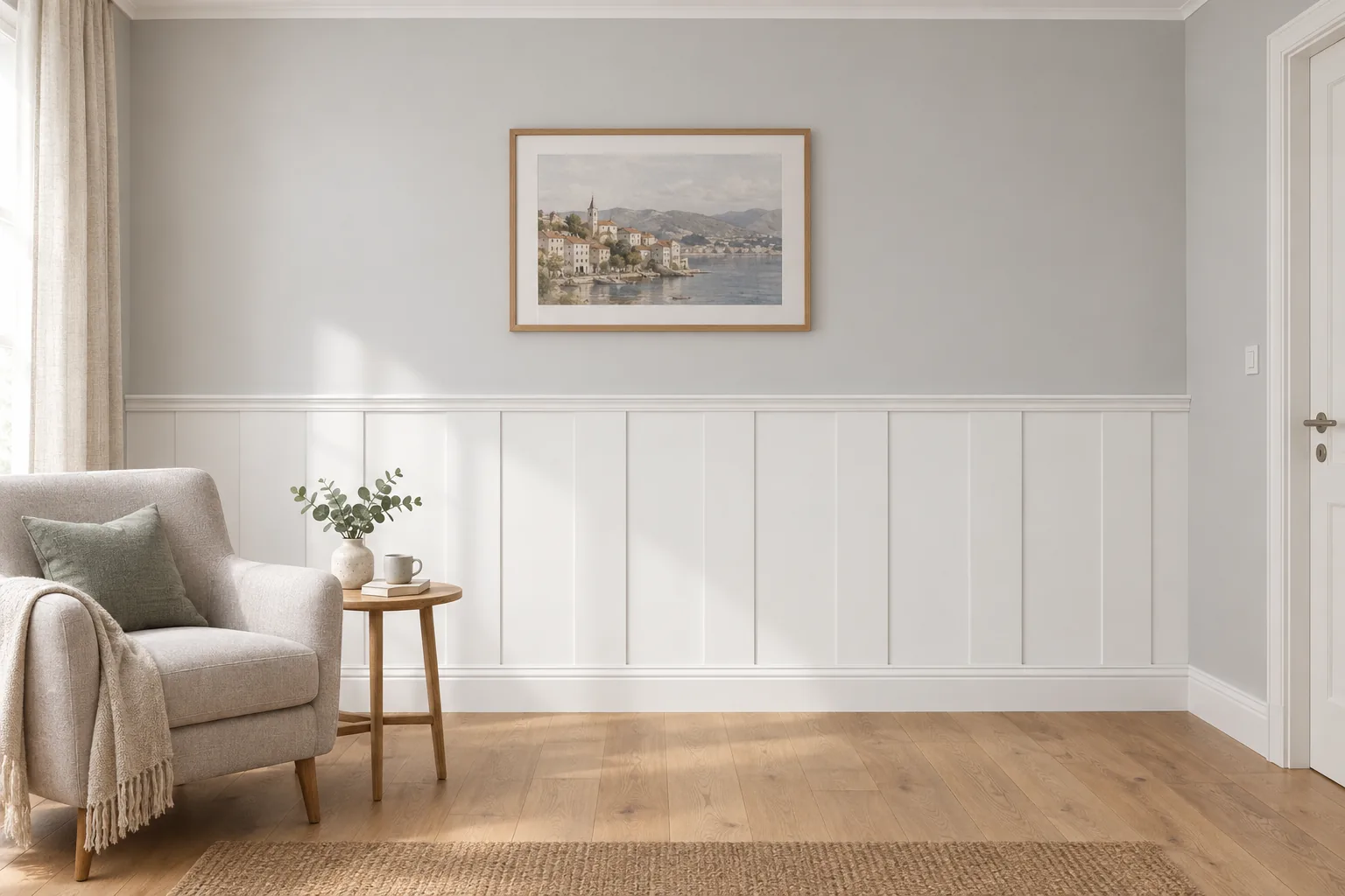 Listwy Elegant XL w równych odstępach z wieńcem Linea i listwą dolną Alexa; całość pomalowana na biel RAL 9016; wysokość 118 cm, w salonie.